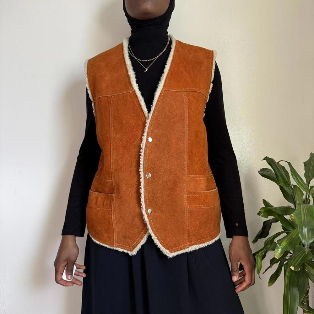 Vintage 70s/80s Sherpa-Lined Suede Leather Vest fits like L‎